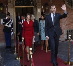 Sus Majestades los Reyes a su salida del Inner Court